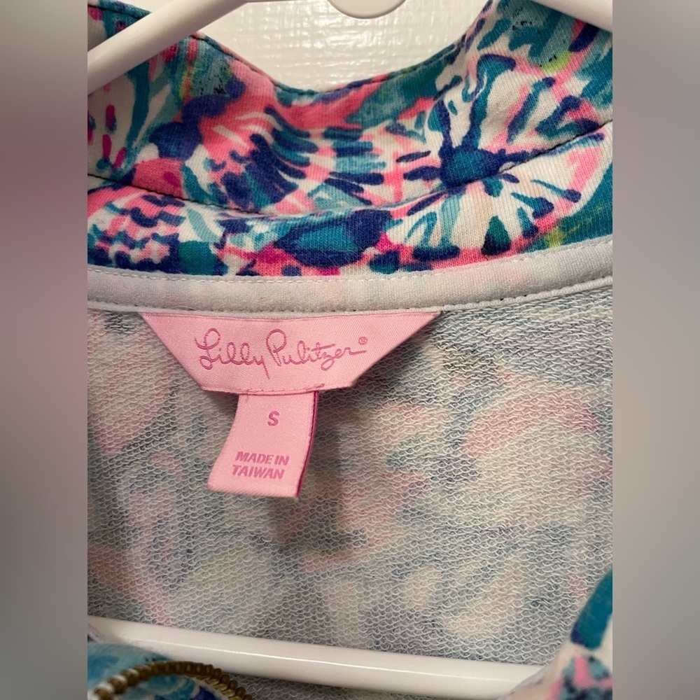 Lilly Pulitzer UPF 50+ Skipper Popover Bright Navy Caught Up Small - Picture 2 of 9